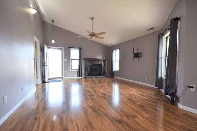 Building Photo - McArthur Place