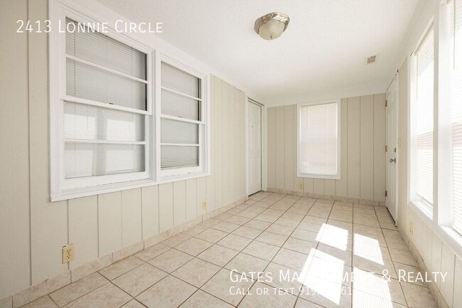 Building Photo - 2413 Lonnie Cir S