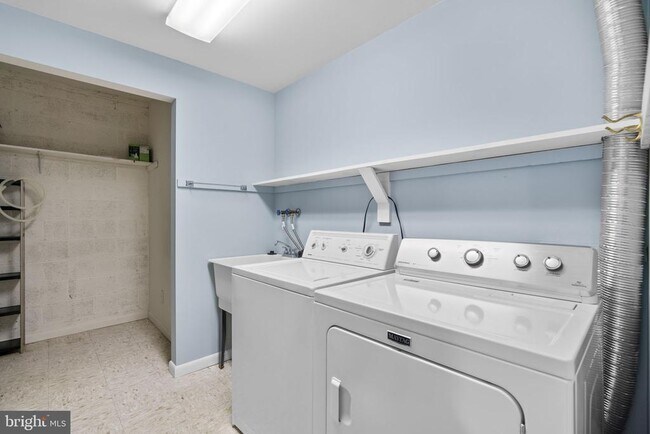 Building Photo - 6 Mullingar Ct