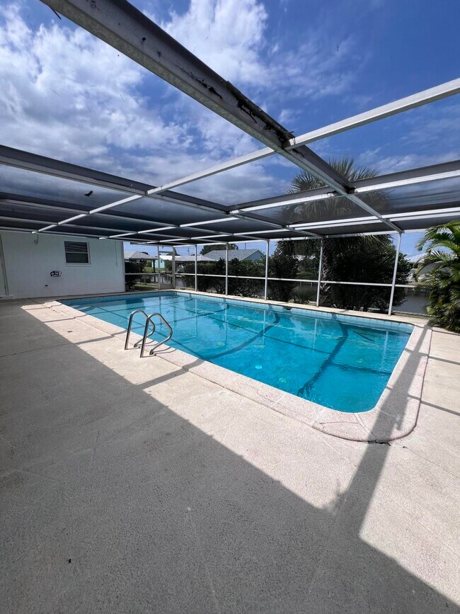Building Photo - 350 Orion Ct