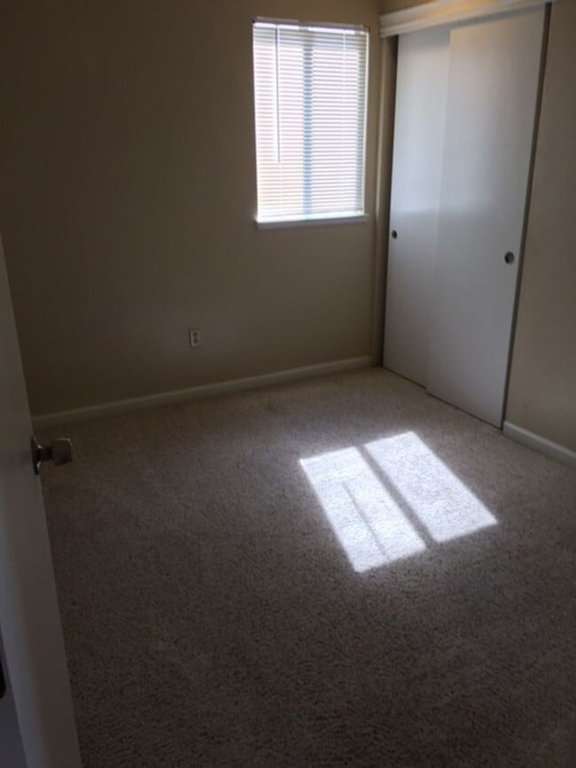 Building Photo - 3 Bedroom Townhouse in Yuba City- AVAILABLE NOW!!