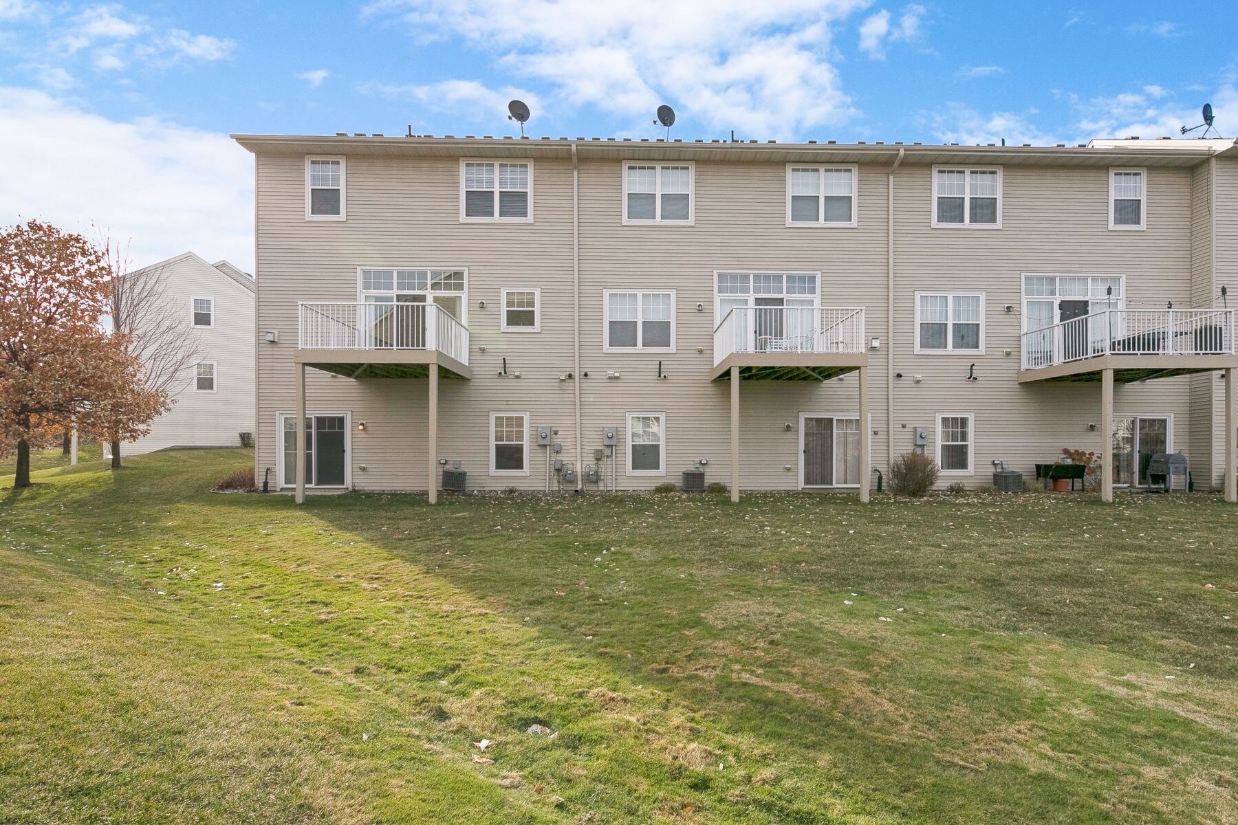 Back of unit - 5030 Fountain Ln N