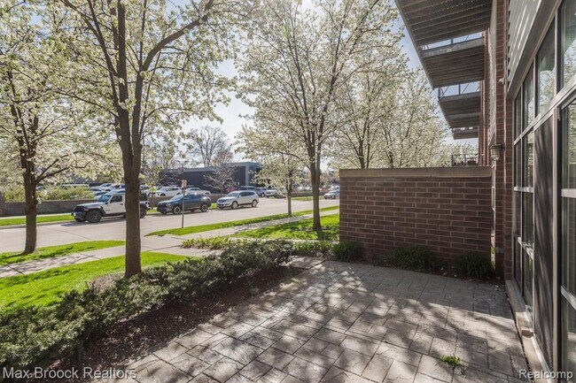 Building Photo - 333 E Parent Ave