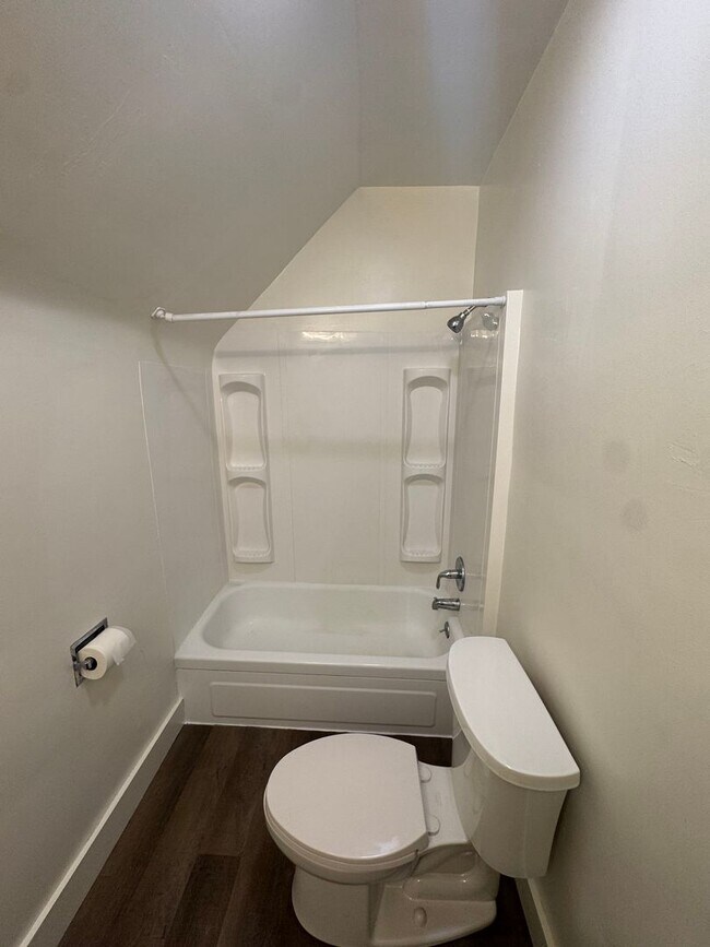 Building Photo - 212 N Highland Ave