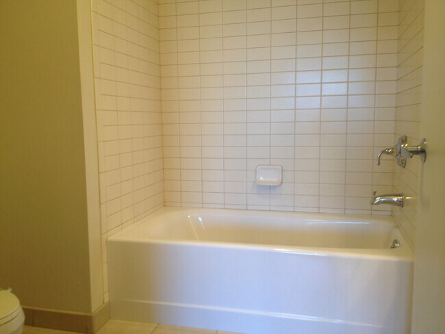 Building Photo - Fantastic 2 Bedroom/2 Bathroom Condo For R...