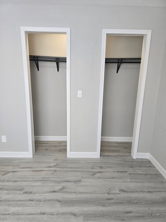 Building Photo - 2 Bedroom 1.5 Bath Townhouse Apt in Osage Beach!