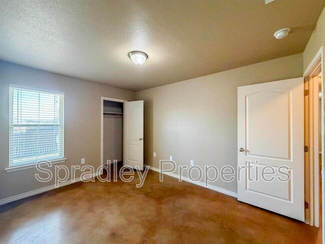 Building Photo - 757 E Ridge Blvd