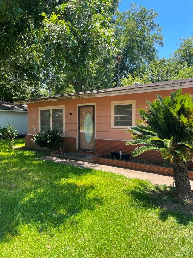 Primary Photo - 502 Breezy Ln