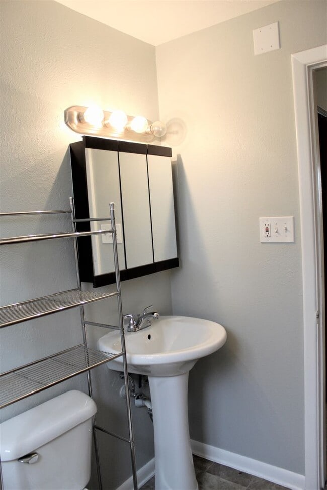 Building Photo - Spacious 2-Bedroom, 1-Bathroom Apartment in a Quiet Longmont 4-Plex! Available NOW!
