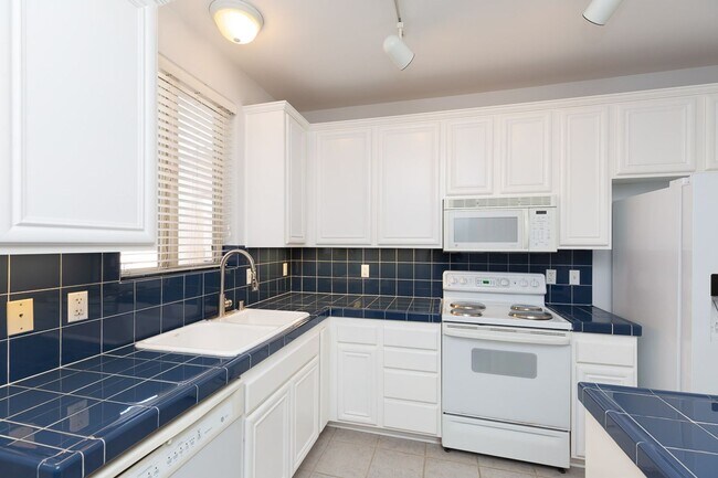 Building Photo - AMAZING 2/2 MARINA DISTRICT CONDO WITH 2 A...