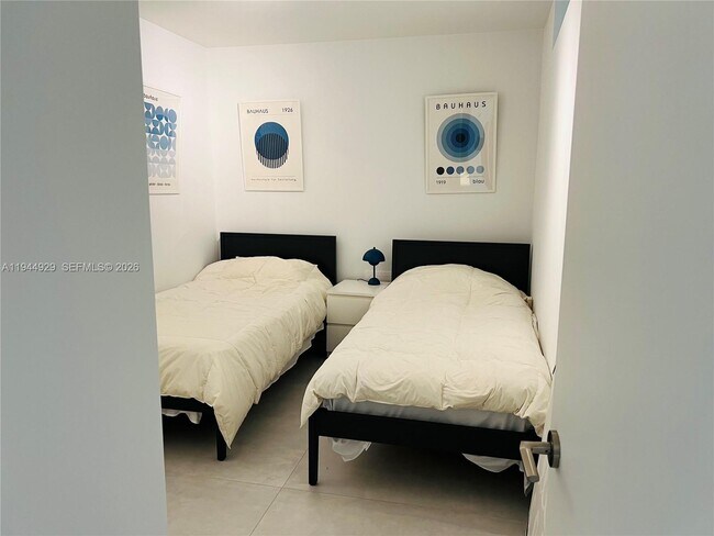 Building Photo - 900 Bay Dr