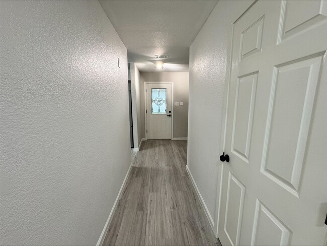 Building Photo - 1004 E Red Cedar Cir