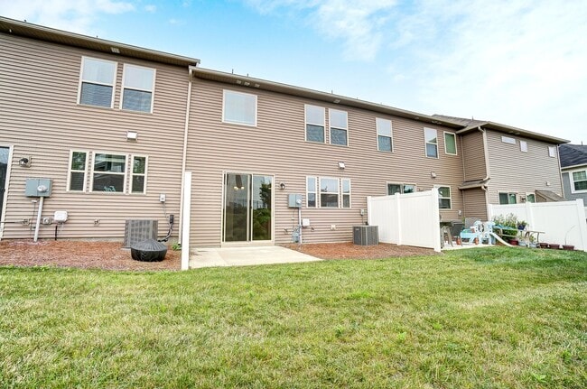Building Photo - 3 Bedroom Townhome in Steele Creek!