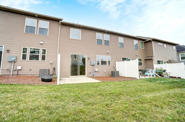 Building Photo - (Coming Soon) 3 Bedroom Townhome in Steele Creek!