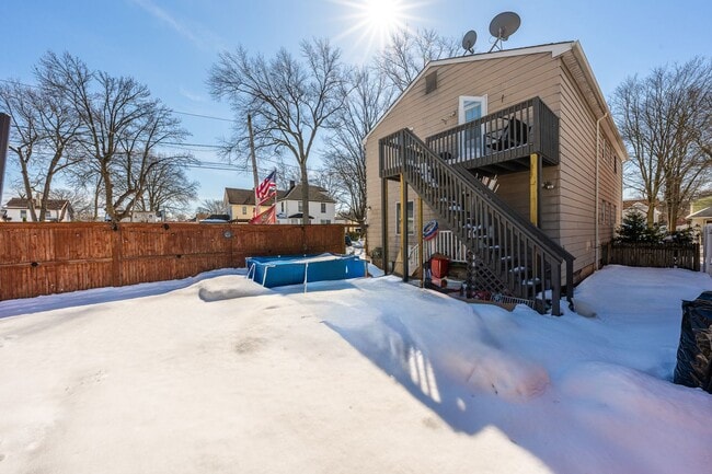 Building Photo - Large 3 Bedroom Apt