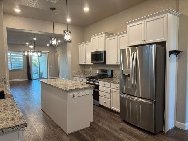 Building Photo - Stunning 3 Bedroom Home in Roseville near Rex Fortune Elementary and John Byouk Park!