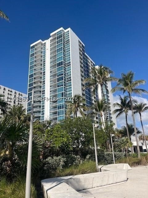 Building Photo - 2655 Collins 2306