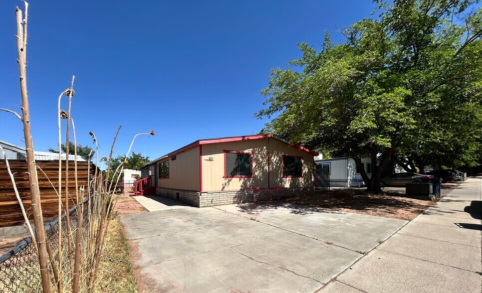 Primary Photo - 917 Castle Rock St