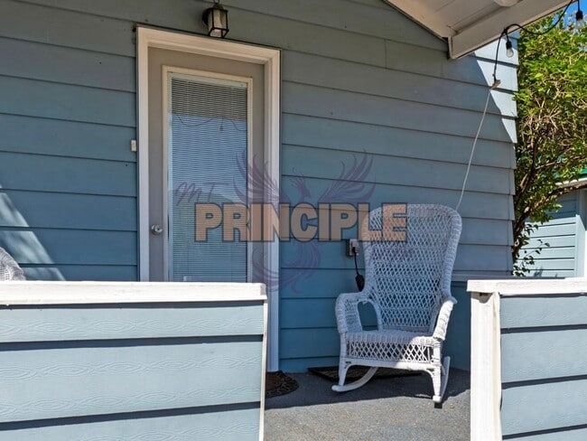 Building Photo - Charming Bungalow Downtown