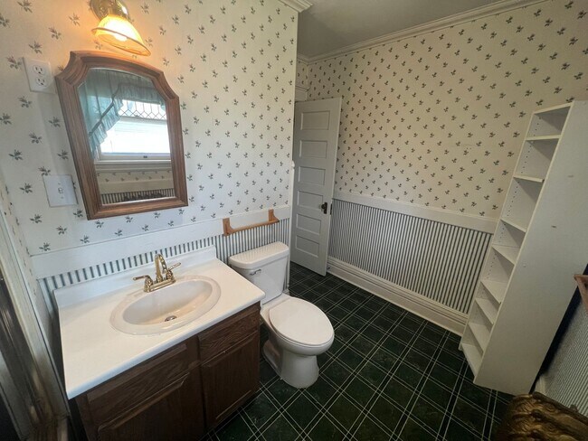 Building Photo - AVAILABLE JUNE - Upper 2 Bed 1 Bath Apt w/ Private Laundry