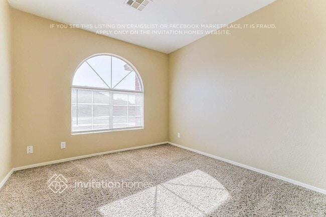 Building Photo - 504 N Hassett