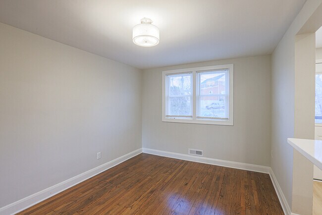 Building Photo - 3 Bedroom home Parkville with Parking