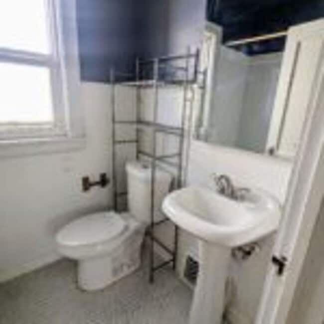 Building Photo - 1307 N 20th Ave E