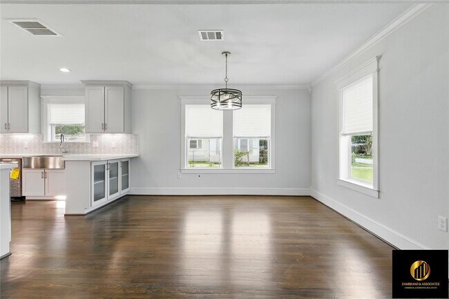 Building Photo - 522 Caplin St