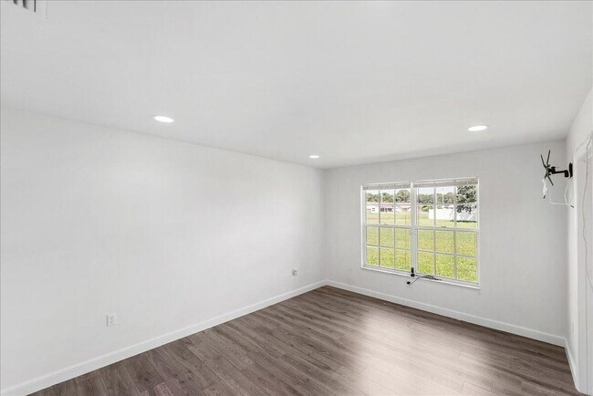 Building Photo - 2175 SE Heathwood Cir