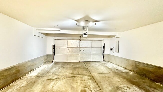 Building Photo - Lovely Two-Story Home in The Heights Overl...