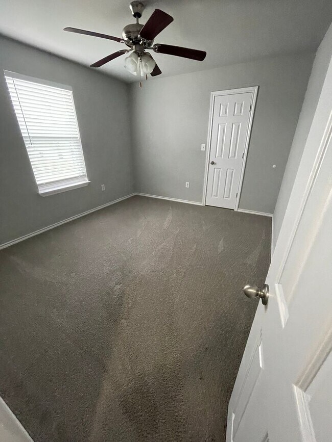 Building Photo - 1101 Parkview Dr