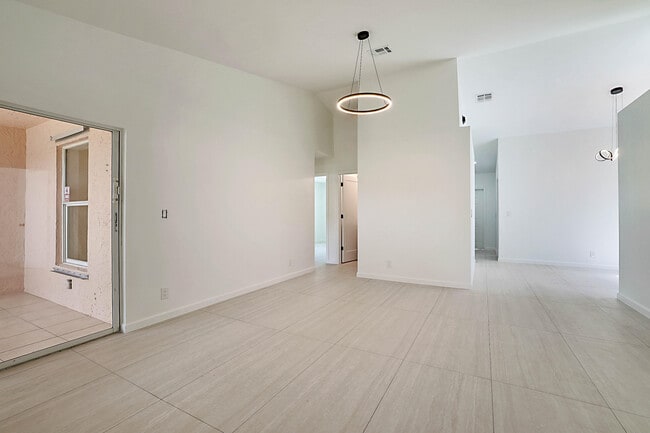 Building Photo - 320 NE 42nd St