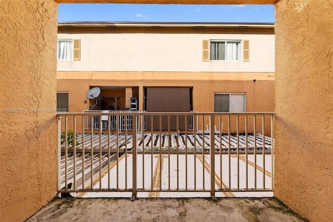 Building Photo - 6255 SW Kendale Lakes Cir