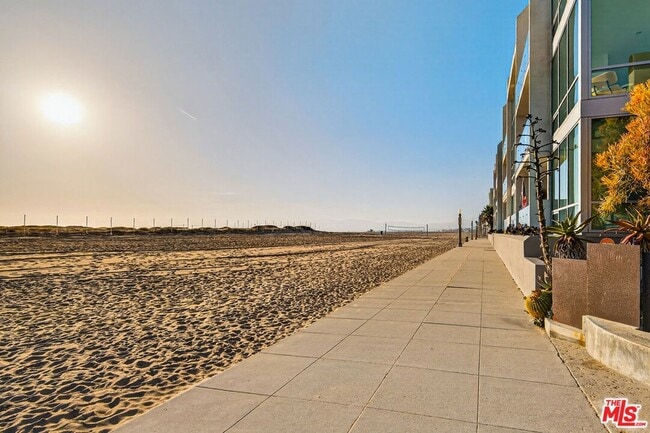 Building Photo - 11 Voyage St