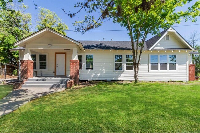 Primary Photo - 502 N Jones St