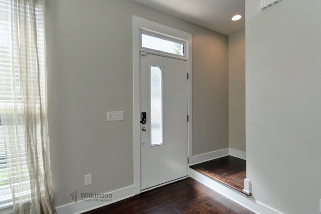 Building Photo - NODA Townhome- 3 Story End Unit 2 Bed 2.5 Bth