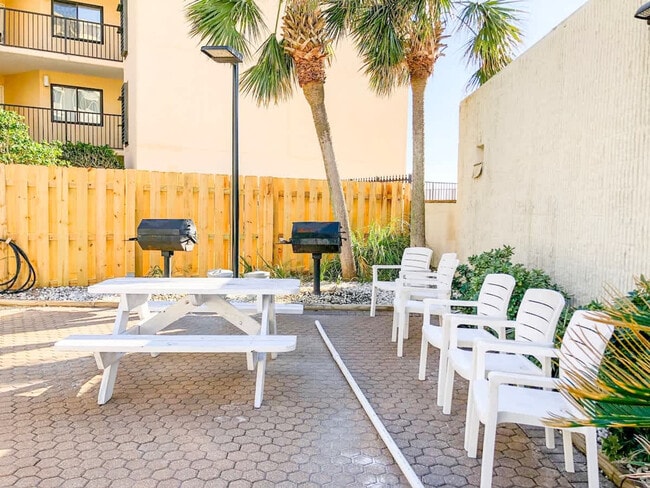 Building Photo - 8817 S Thomas Dr