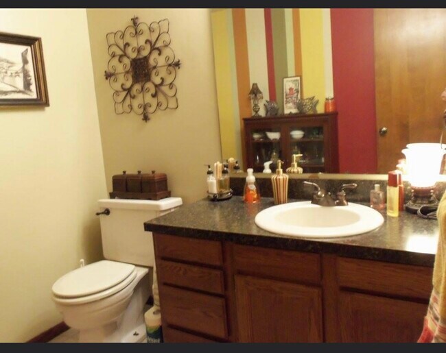 Lower bathroom - 106 Ken O Sha Dr SE