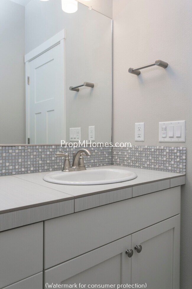 Building Photo - Beautiful Three Bedroom Row Home In Highly Desired Villebois Community!