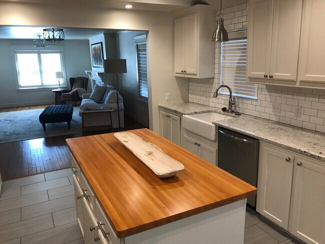 Building Photo - 2824 23rd St