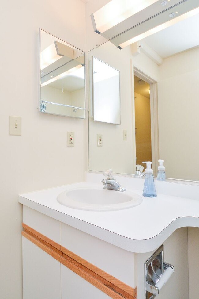 Building Photo - One Bedroom Classic Style Apartment on the...