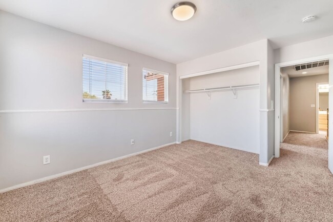 Building Photo - Beautiful 5 bed home with sparkling pool located in the heart of Las Vegas!