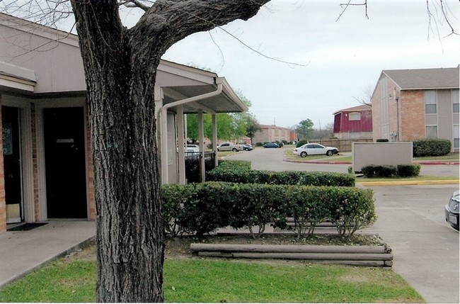 Building Photo - Beverly Place Apartments