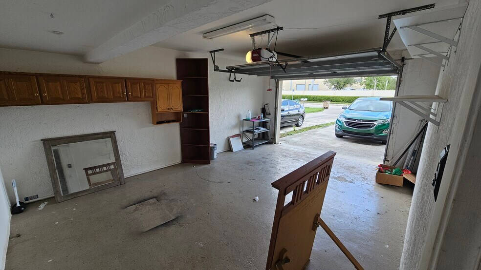 Garage - 1124 SE 6th Ave