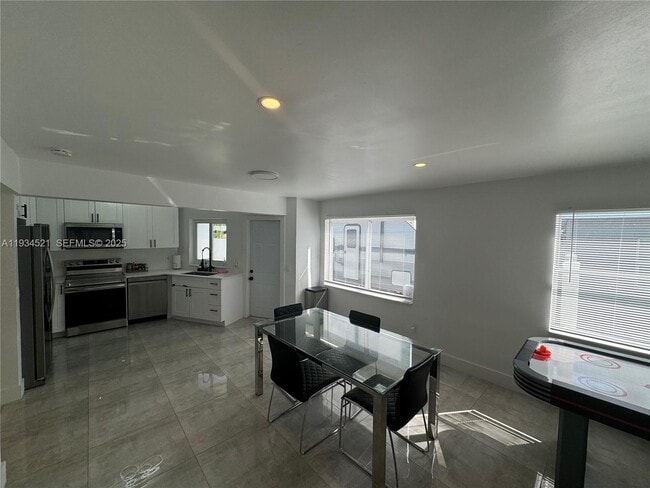 Building Photo - 1904 SW 28th St