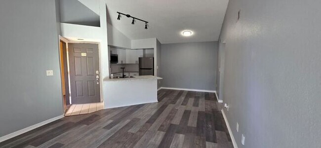 Building Photo - Beautiful 2-Bedroom Condo in Gated Venetian Place