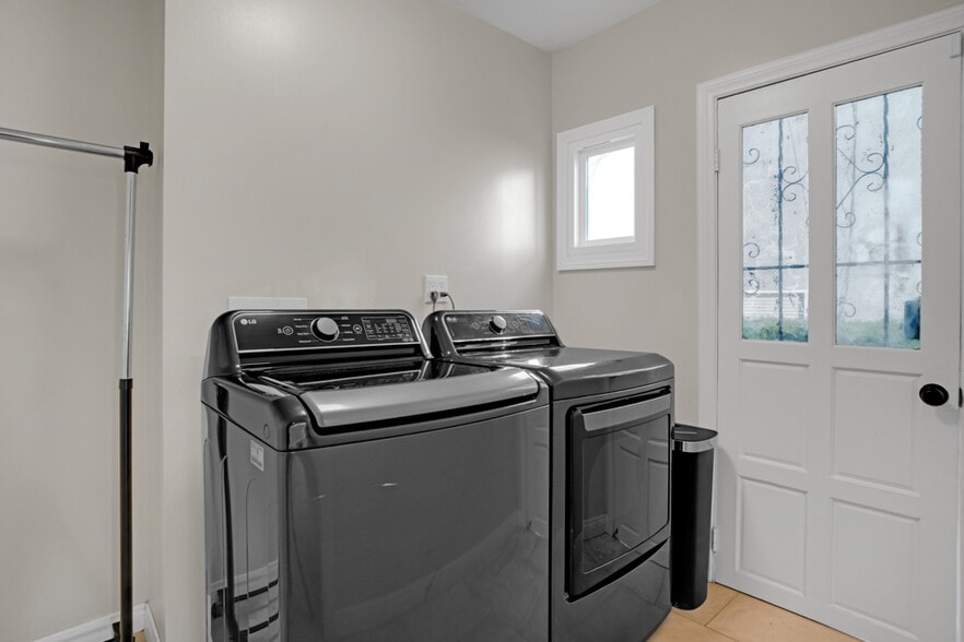 Laundry room - 2148 Prosser Ave