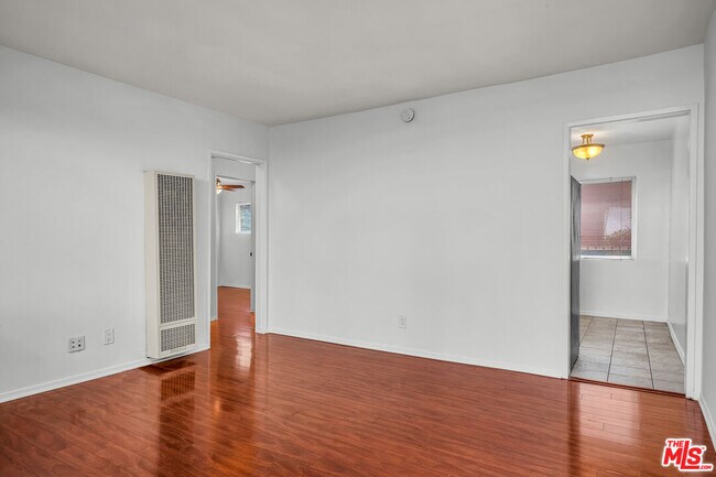 Building Photo - 1648 Edgecliffe Dr