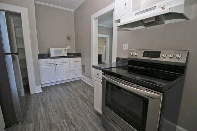 Building Photo - Pre-leasing for 2026-2027 Charming 3 Bed /...