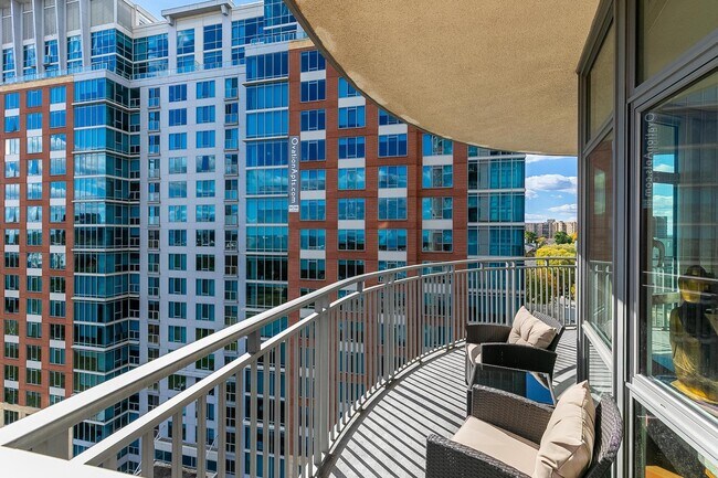 Building Photo - 8220 Crestwood Heights Dr